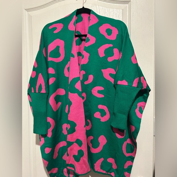 Signature Cape - Picture 4 of 5